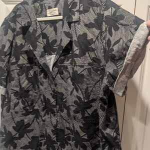 Women's Universal Thread Size XL Black and Gray Floral Top